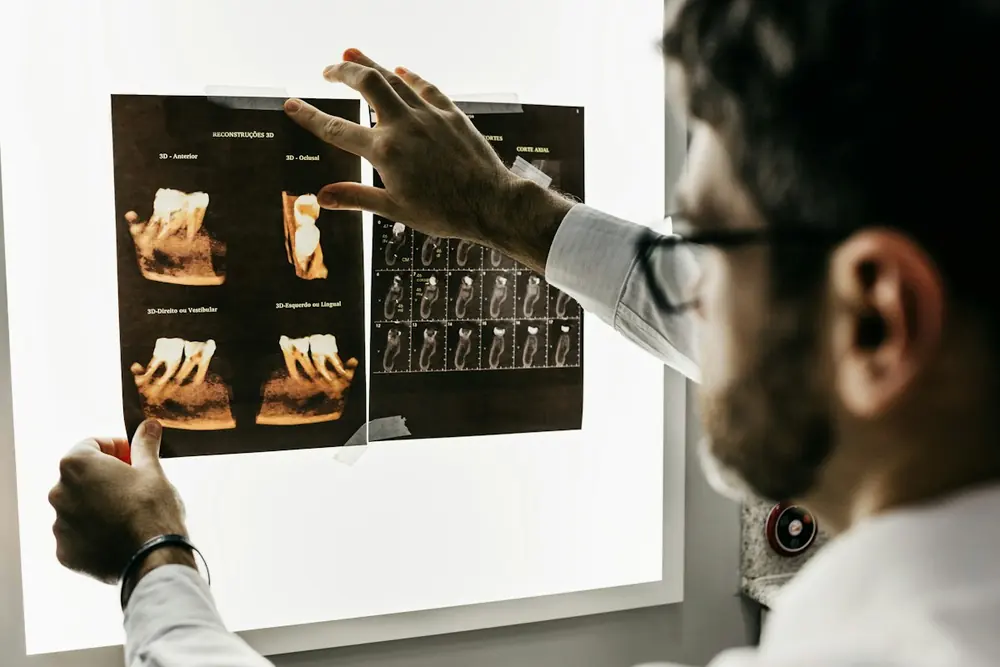 Dentista revisando una radiografía
