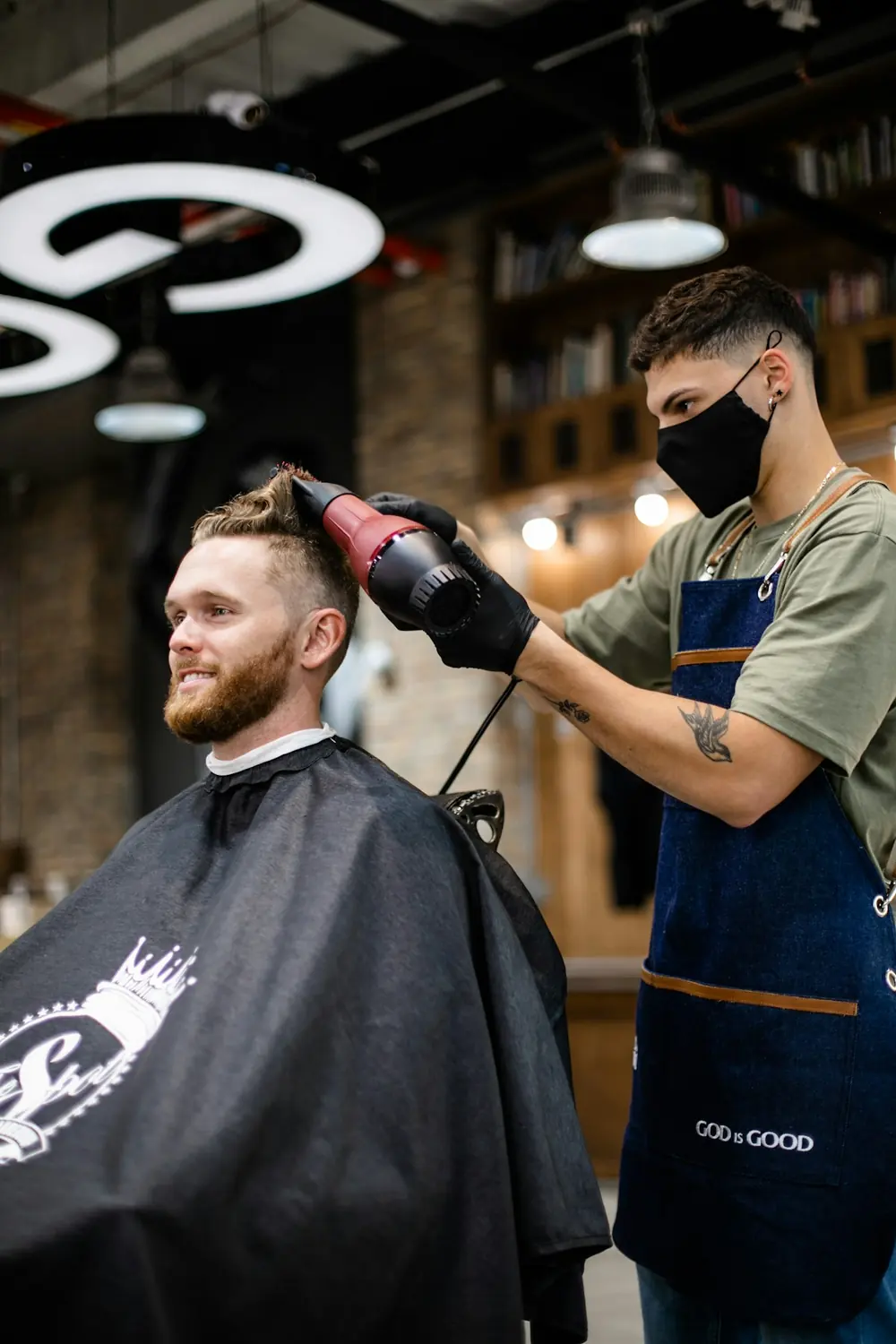 Secado y peinado en barbería
