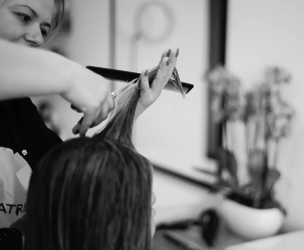 Estilista cortando el pelo a una clienta