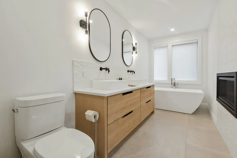 Baño con bañera exenta