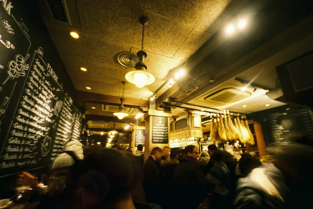 Barra del restaurante por la noche