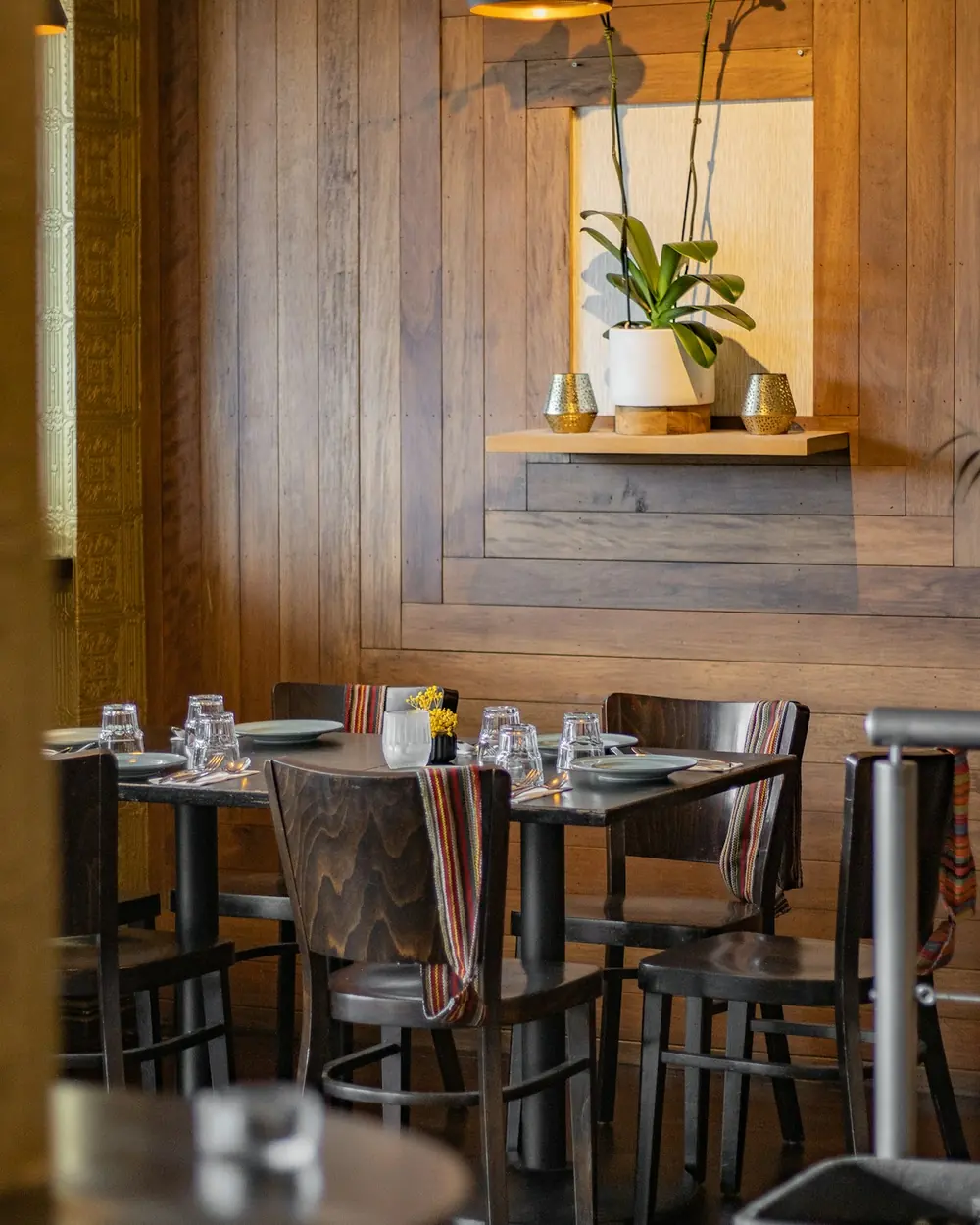 Comedor principal con mesas de madera
