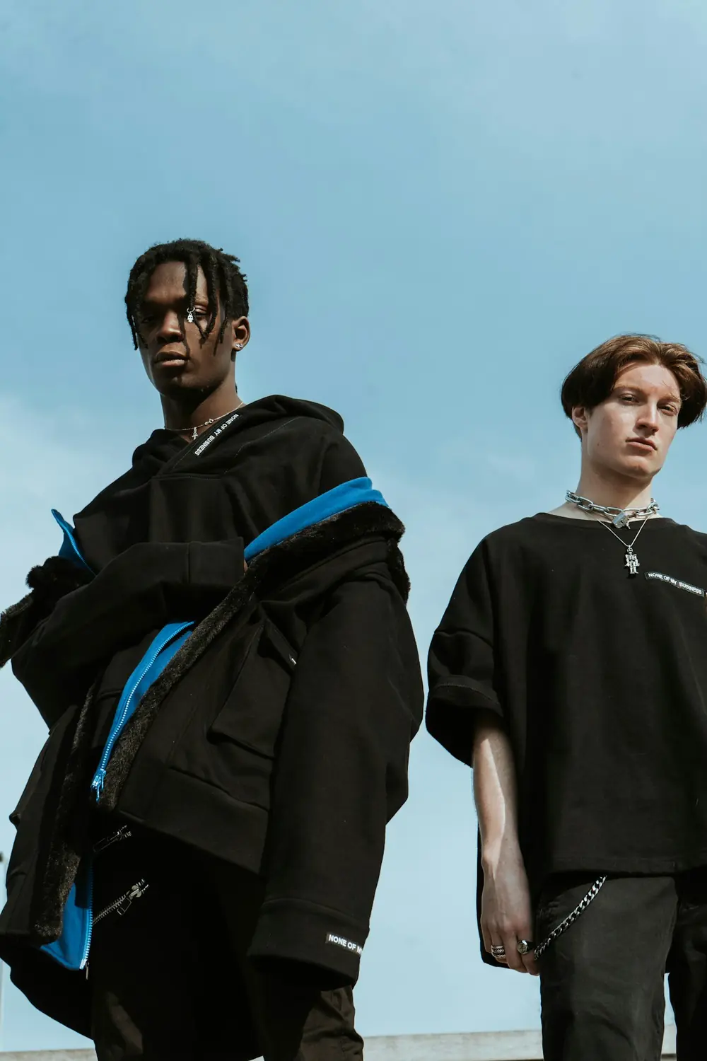 Look streetwear con sudadera y chaqueta